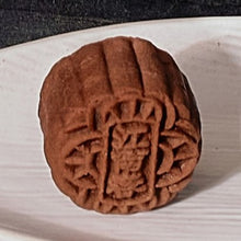 Load image into Gallery viewer, Chocolate Hazelnut Royaltine Snow Skin Mooncakes 榛果巧克力
